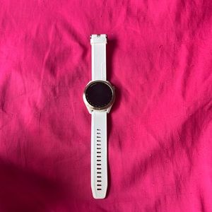 This is a approach S40 golfing watch fully charged cable charger included